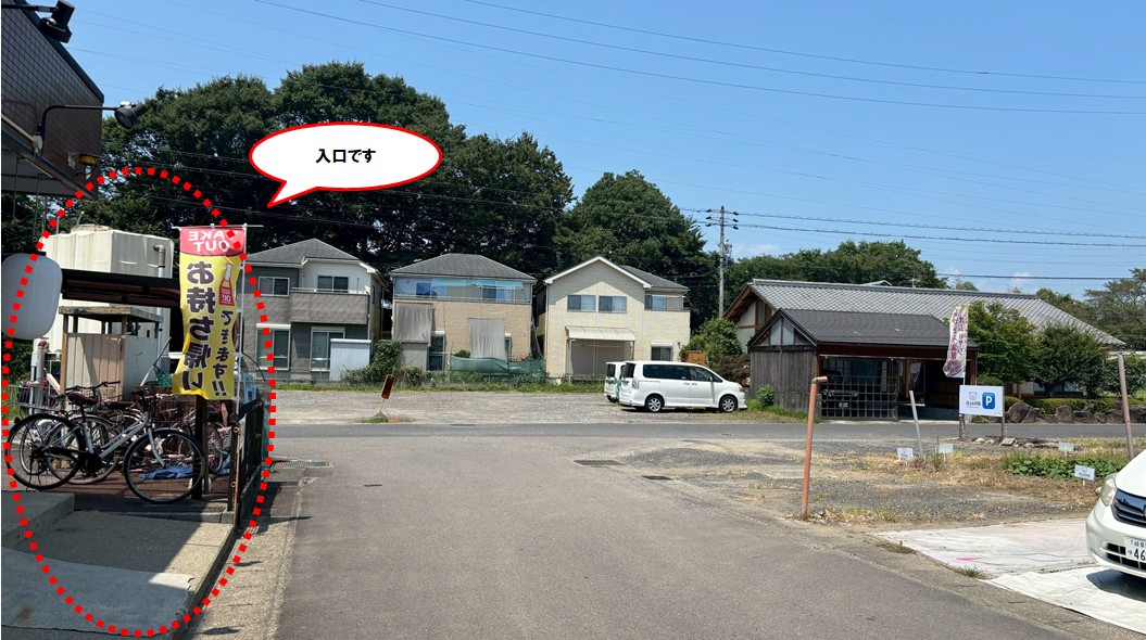 お店の入口、駐車場について